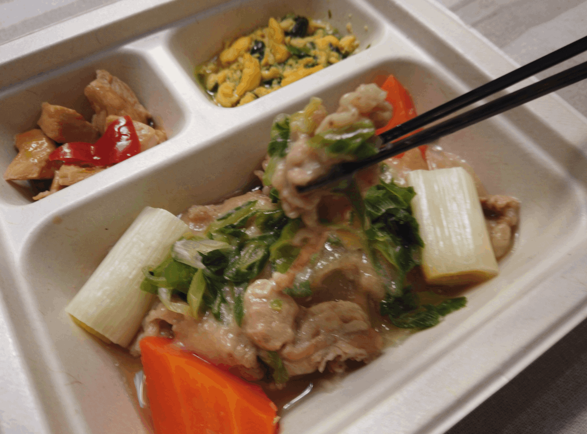 牛肉の胡麻ポン蒸し 焦がし葱を添えて3