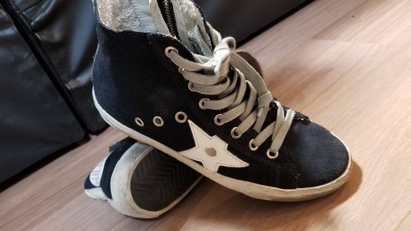 メルカリ オシャレに置かれたスニーカー画像