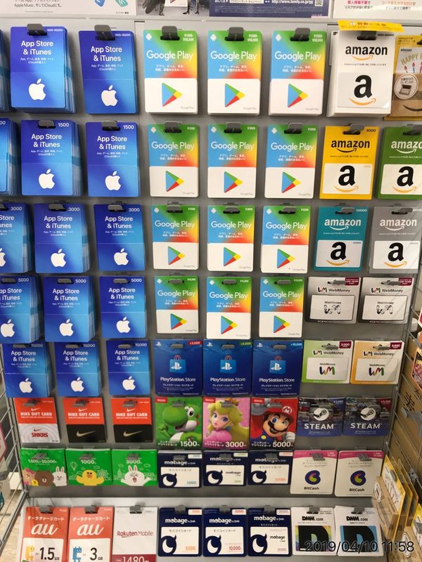 ▲iTunesカード売り場の様子。これらのカードを総称して「POSAカード」と呼ぶ。