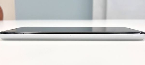 Google Pixel 3 左側面写真