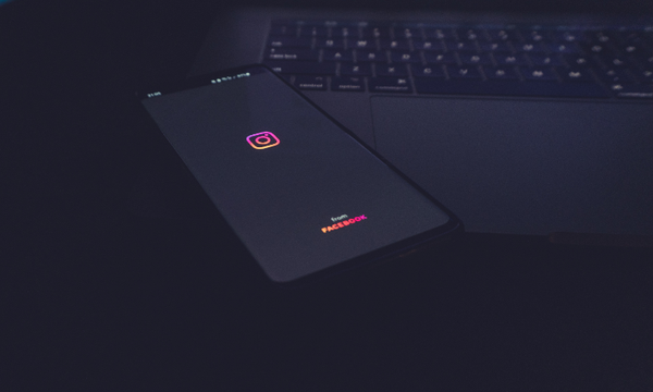 インスタのダークモードとは？
