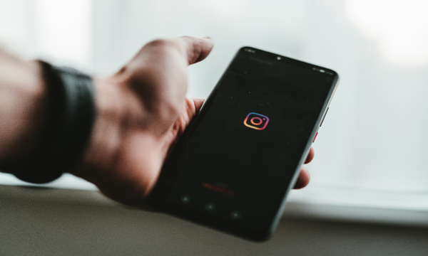 インスタの表示をダークモードに変更する方法