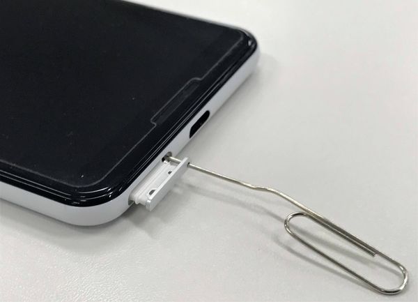 ペーパークリップでSIMカードトレーを開いた様子
