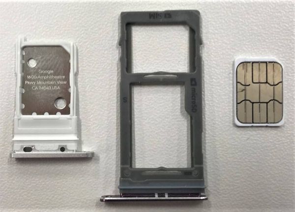 SIMカードトレイとSIMカード