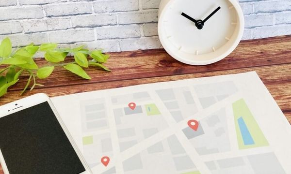 地図とスマホを見比べているイメージ