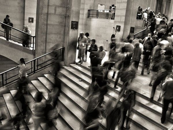 駅構内を人が歩いているイメージ