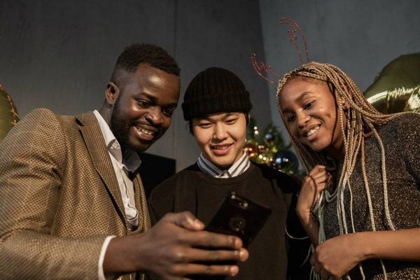 スマホを間に置いて向かい合って話す人たち