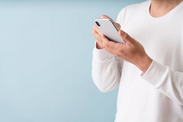 男性がスマートフォンを触っている