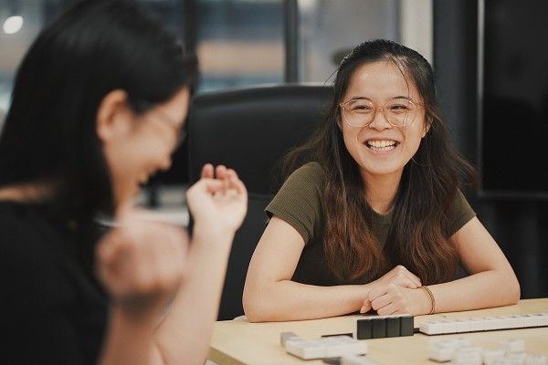 卓を囲んで麻雀を打っている人たちの手元