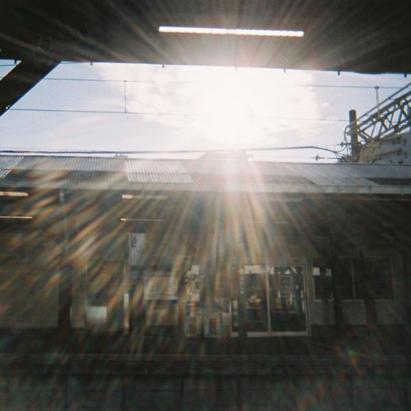 太陽のフレアが写っている駅のホーム