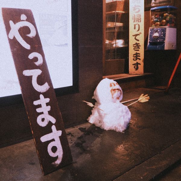 店の前にある雪だるま