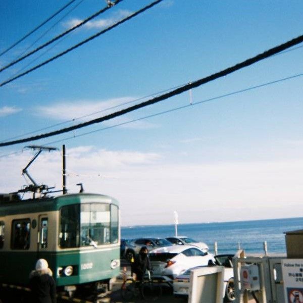 踏切と江ノ電の画像