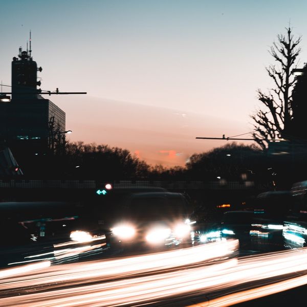 夕暮れ時の車の光線
