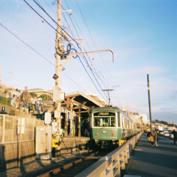夕日に照らされる江ノ電
