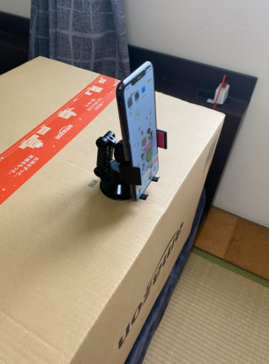 ダンボールを使ってスマホの高さを調整