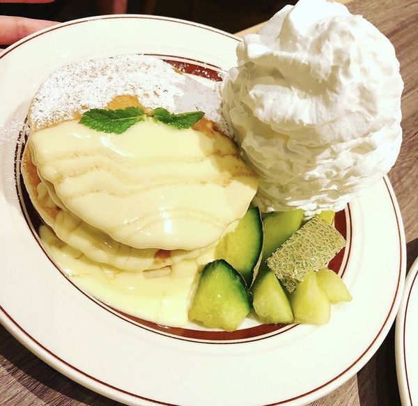メロンが乗ったパンケーキ