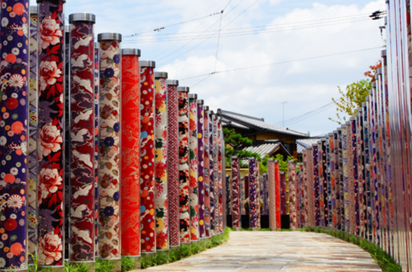 京友禅の生地を使ったポールが並ぶ