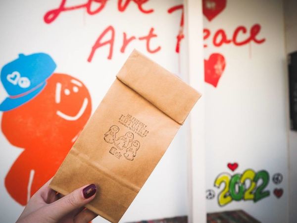 MR.FRIENDLY Cafeの壁の前で撮影