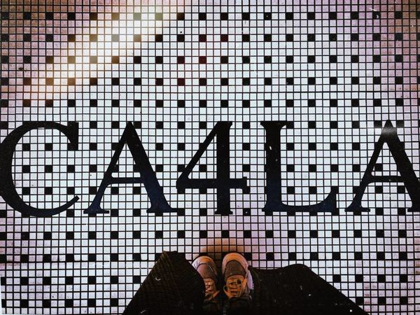 CA4LAのロゴと足元