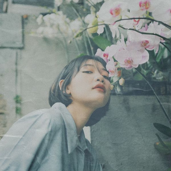 花と一緒に撮影したポートレート