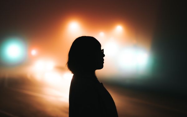 背景のライトがボケた人物写真