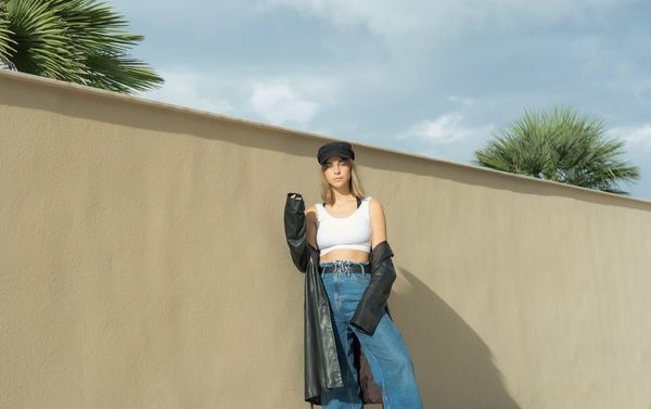 壁によりかかる女性