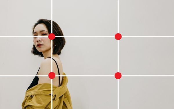 肩を出している女性