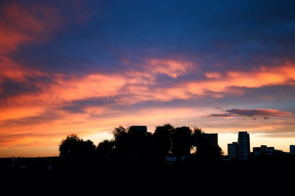 普段目にできない高速で動く太陽と雲