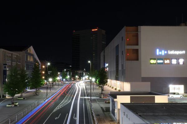 日常の忙しなさが残る街の風景