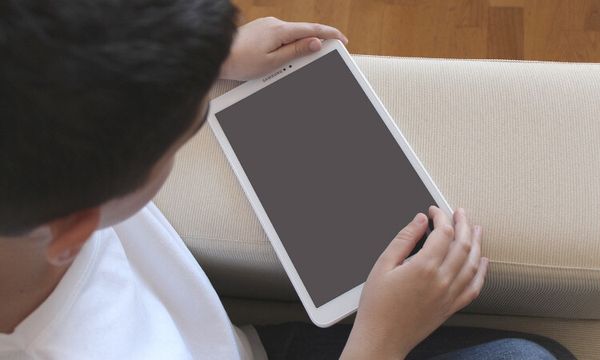 タブレットをテレビ代わりに使う際に便利なアイテム5つ