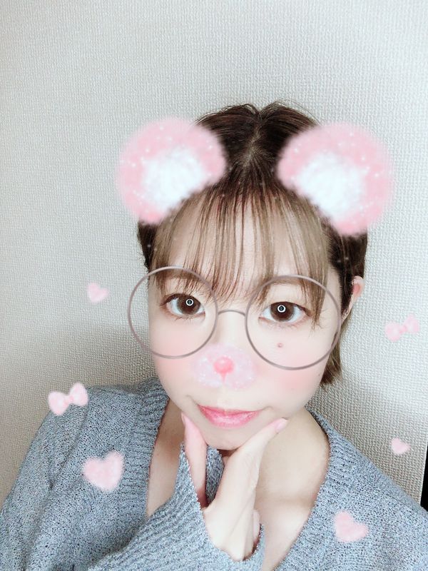 顎つまみのポーズ