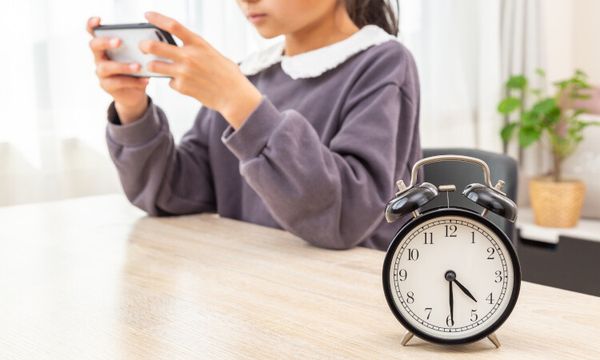 小学生・中学生のスマホの使用時間は親が制限した方が良い？