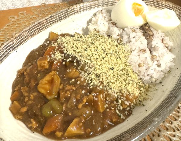エビとキノコ入りカレー。上にかかっているのはヘンプシード