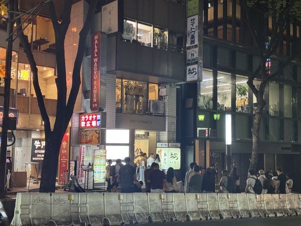 渋谷の飲食店に並ぶ外国人