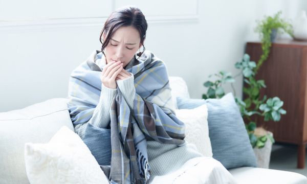 寒がる女性