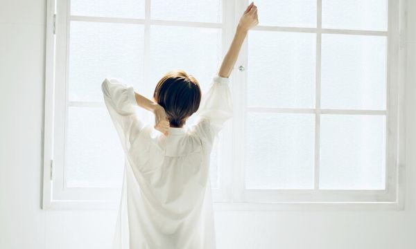 早寝早起きする女性