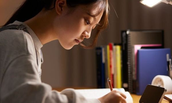 勉強をする学生