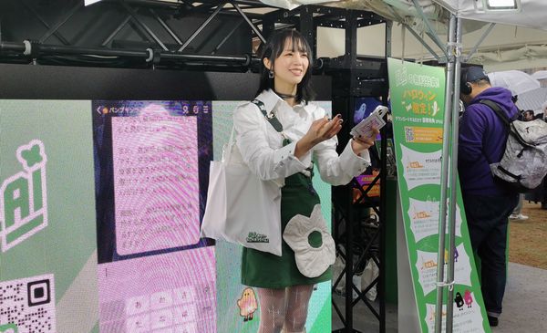 FLAIブースでトークをするアンナ・リーさん