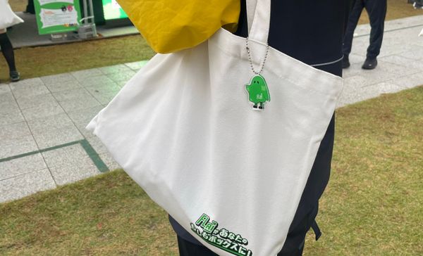 会場でFLAIグッズを身につける来場者
