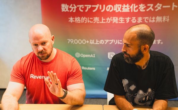 インタビュー中のリック氏とミゲル氏