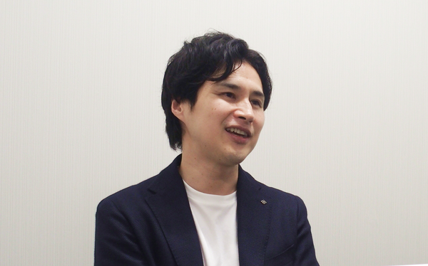 インタビューに答える谷口氏の画像