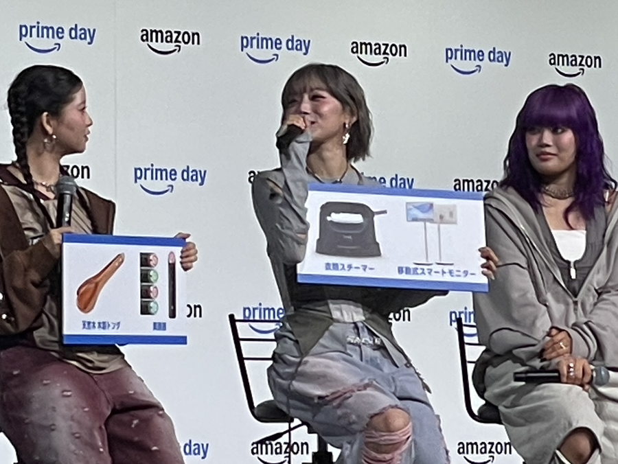 プライムデー記者発表会に登壇し、ほしい商品を紹介するHANAのJISOO