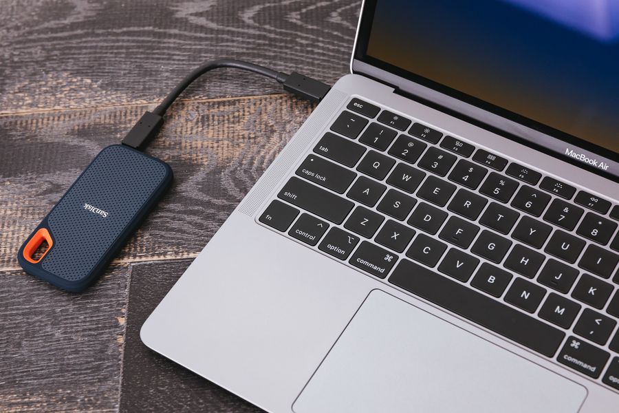 パソコンにポータブルSSDが接続されている