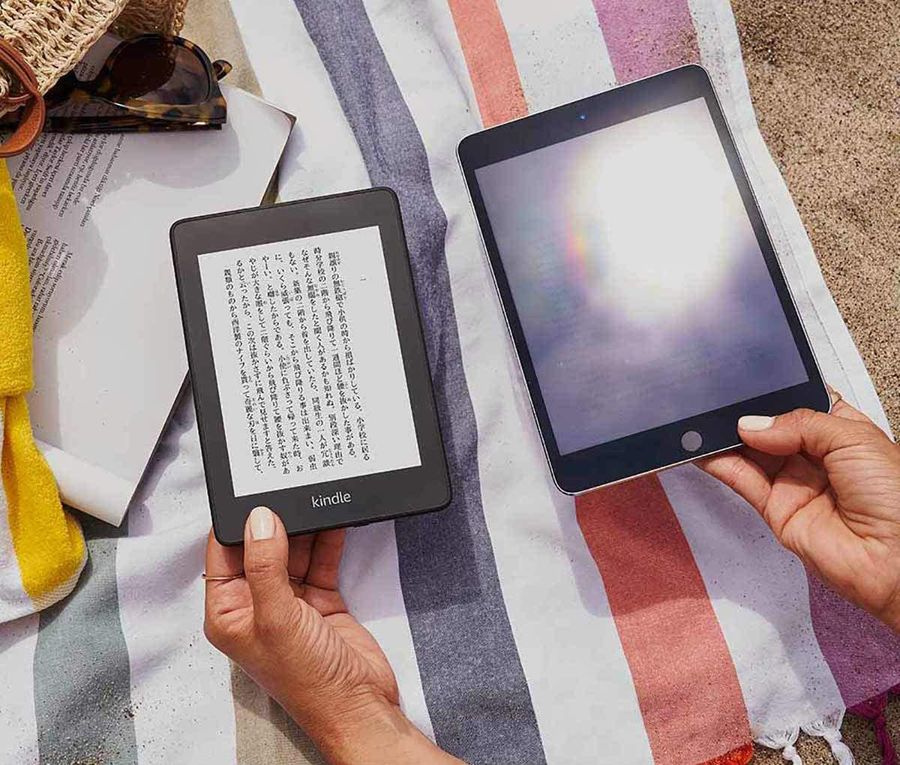 屋外で『Kindle』と『iPad』を並べている