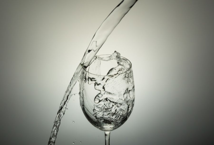 水がこぼれている画像