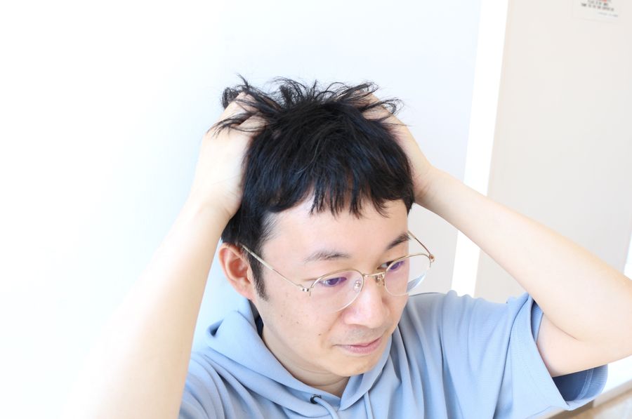 髪を持ち上げる