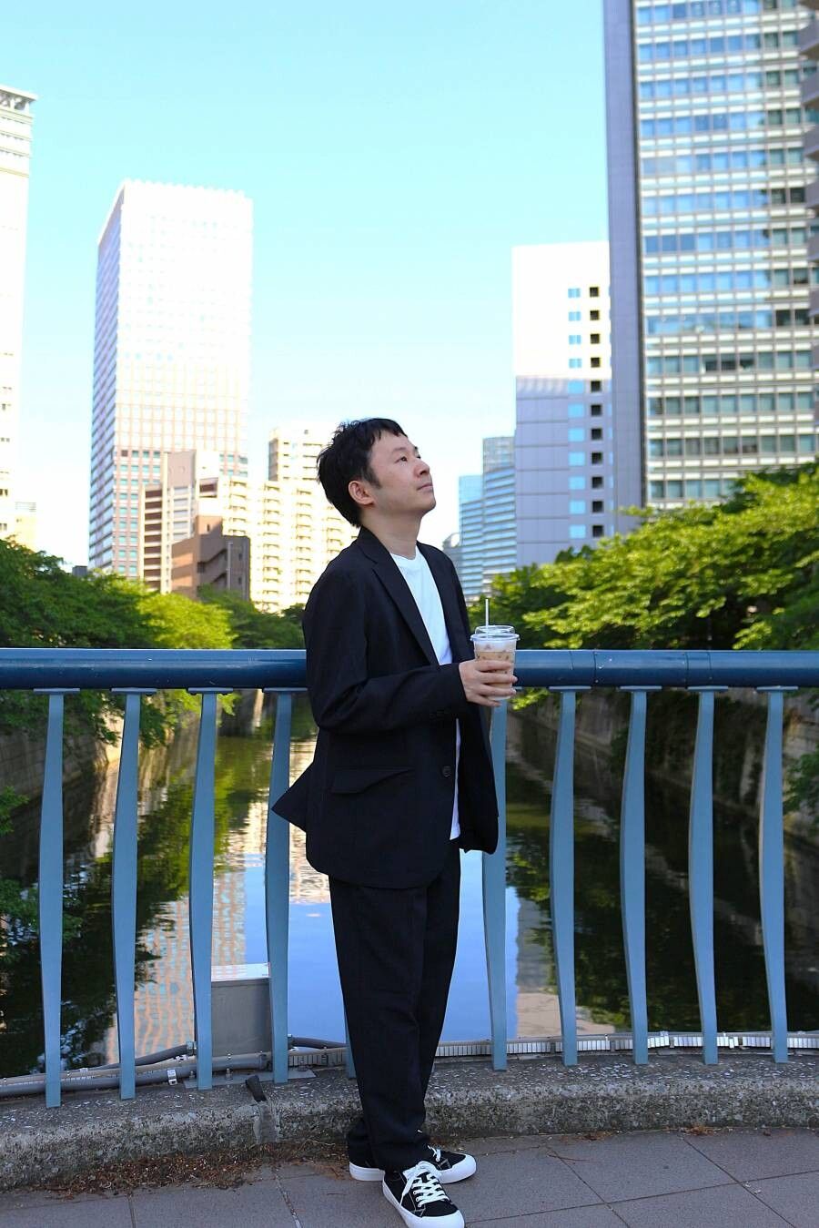 ▼低身長の編集部男性もファッションや写真の撮り方で変化！※詳しくは後述