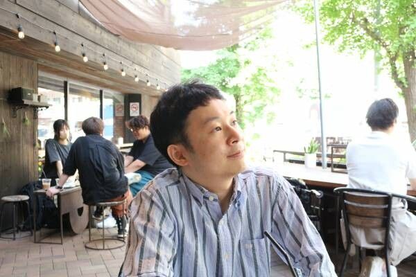 カフェで撮ったバストアップ写真