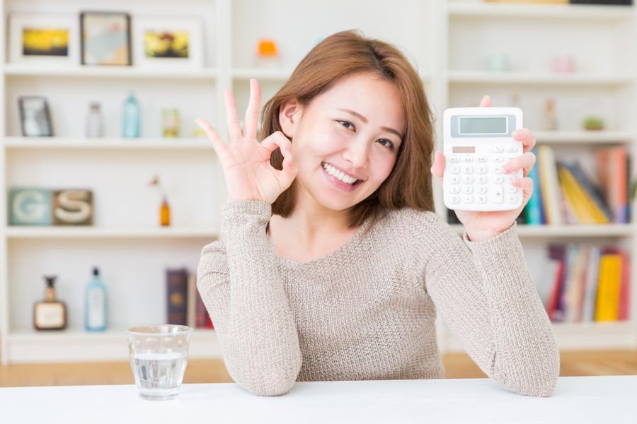 おすすめのポーズを取っている女性