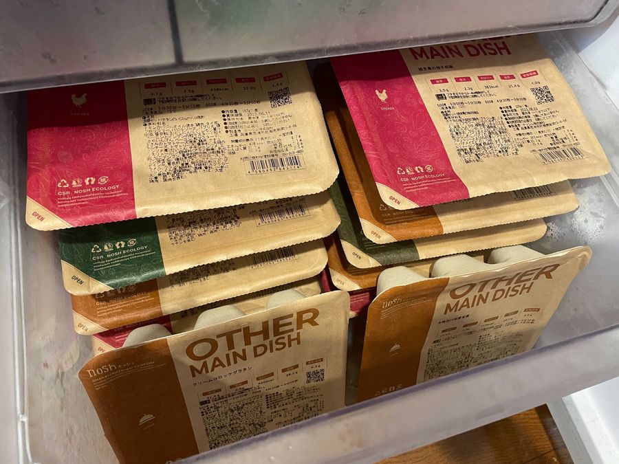 冷凍庫に入れたナッシュの冷凍弁当
